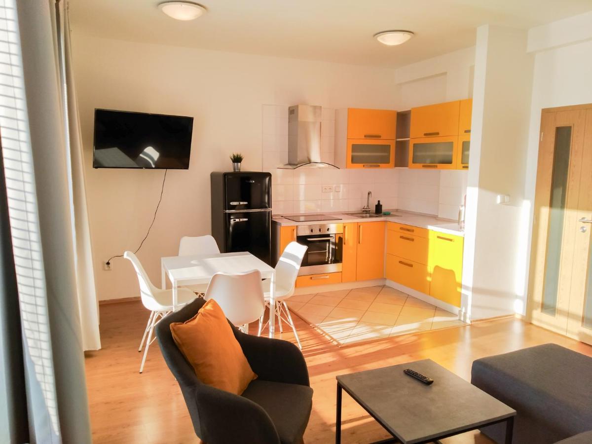 Yellow Apartment Ostrava Eksteriør billede